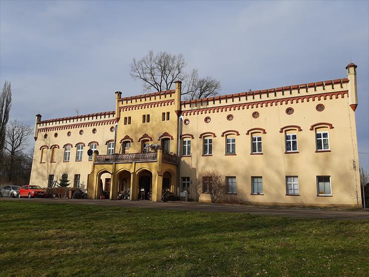 2021.03.27 02 - Zaręba Górna - Pałac mieszkania prywatne - 003.jpg