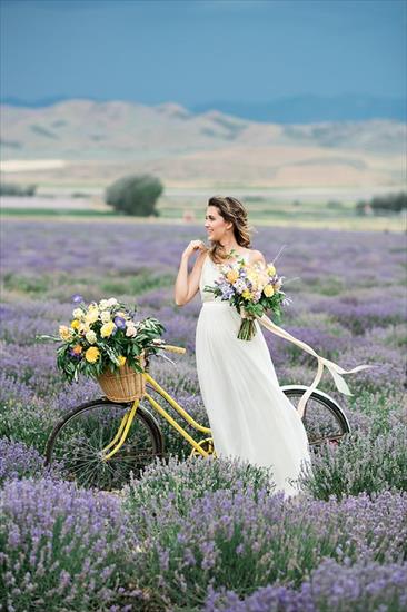 rowery w kwiatachod Renatki - kobieta i pola lawendy.jpg
