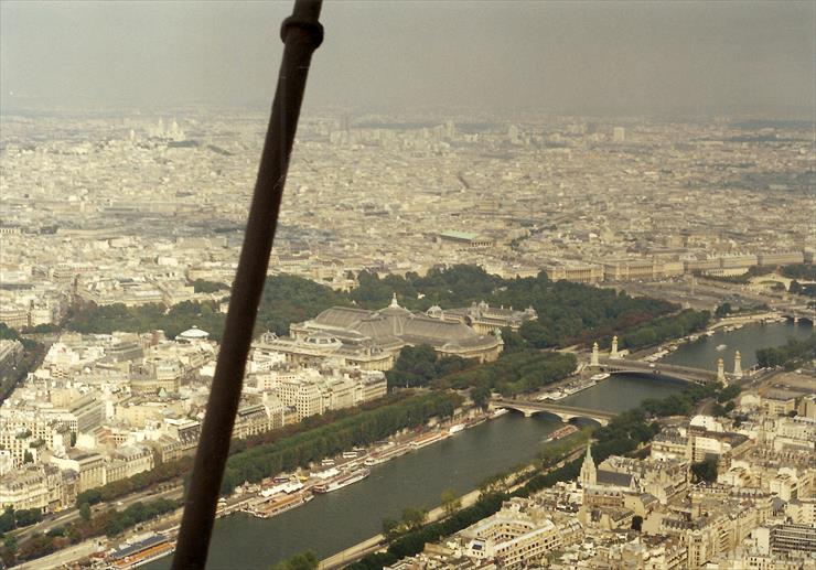 1997.07 - Paryż - 008 - Widok z Wieży Eifla - Wielki i Mały Pałac.jpg